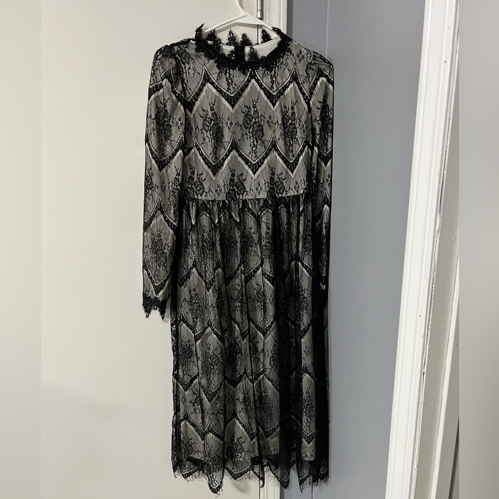 Dainty Jewells lace dress size is S